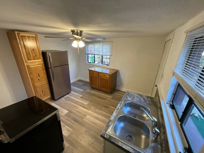 Building Photo - Bright & Beautiful Downstairs Apartment in Marianna