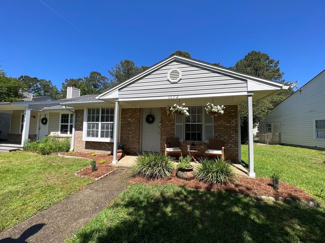 Primary Photo - Family Friendly 2 Bedroom Duplex Available...