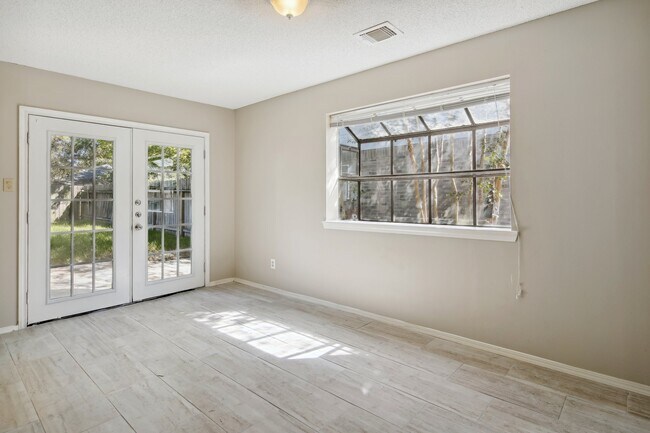 Foto del edificio - 9414 Crystal Cove Cir