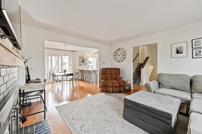 Acogedor espacio habitable con diseño de planta abierta. - 3418 Stratton Dr