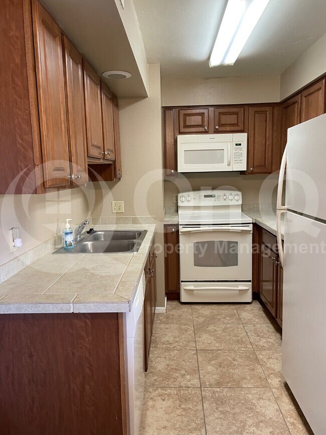 Building Photo - 1810 E Blacklidge Dr