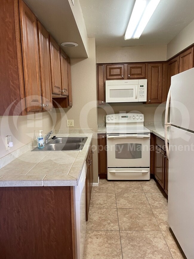 Photo - 1810 E Blacklidge Dr Apartment
