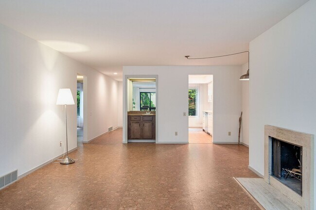 Foto del edificio - Huge, refreshed 2 bedroom-2 bath in Chambe...