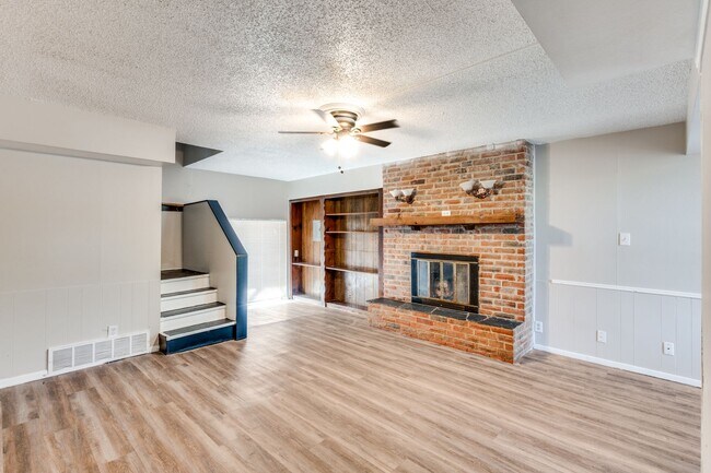 Foto del edificio - 7028 Oak Park Dr