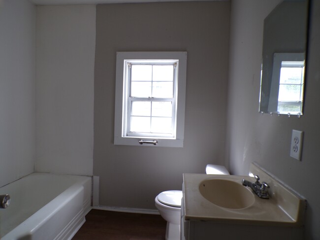 Building Photo - 407 S Park Rd SW