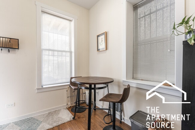 Building Photo - 2146 W Chicago Ave