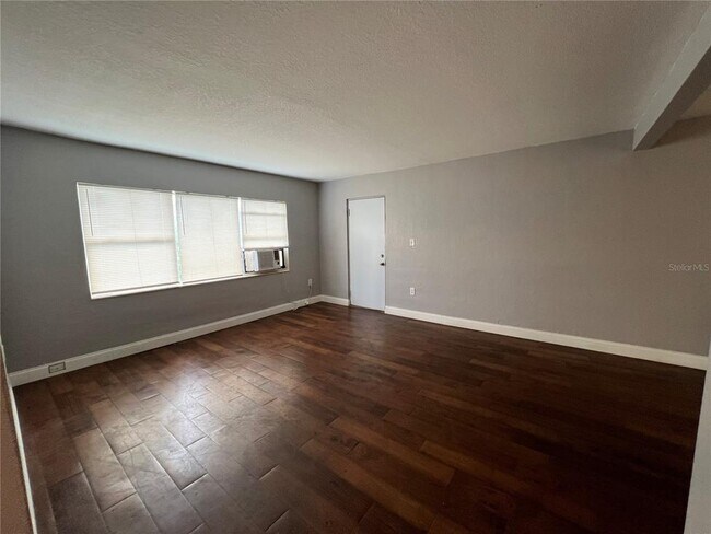 Foto del edificio - 650 Dixon Blvd