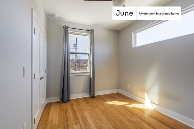 Foto del edificio - Private bedroom in 2 bed/2.5 bath Home
