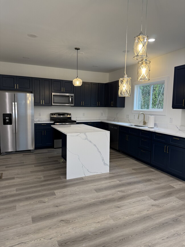 Building Photo - 631 Morreene Rd