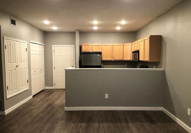 Foto del edificio - Updated 2 Bed, 2 Bath Main Floor Condo with Garage