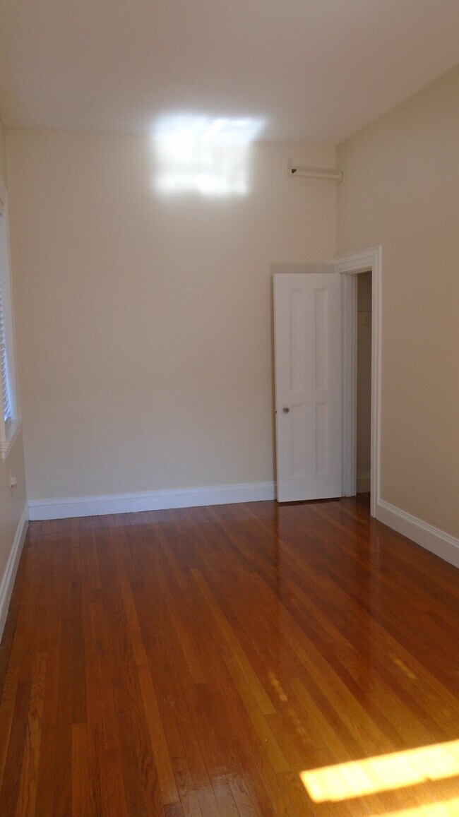 Building Photo - 1475 Beacon St