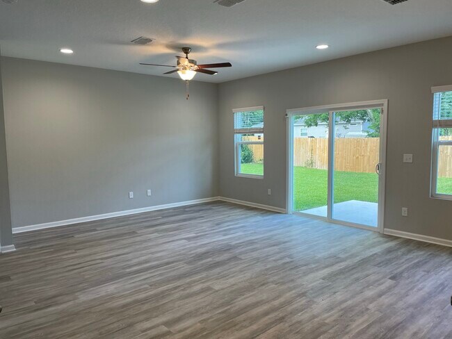 Amplio espacio habitable, fácil acceso al exterior - 1745 Charlotte St