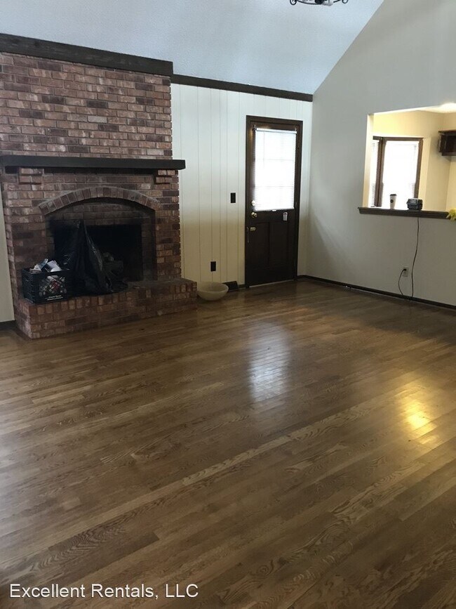 Building Photo - 4 br, 2.5 bath House - 615 NE Clubhouse Drive