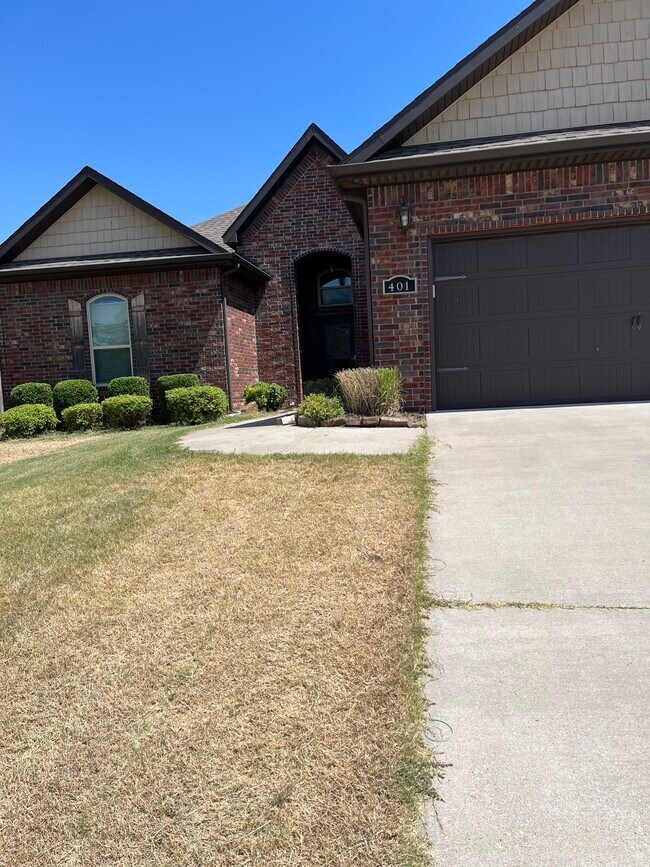 Building Photo - 401 Pebble Beach Dr