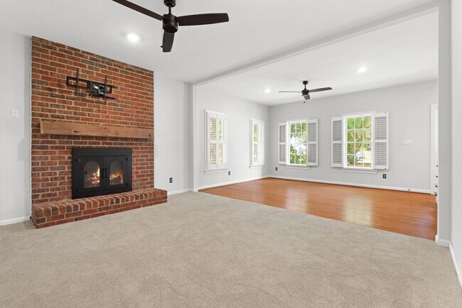Foto del edificio - AVAILABLE NOW! NEW PRICE! Charming 4-bedro...