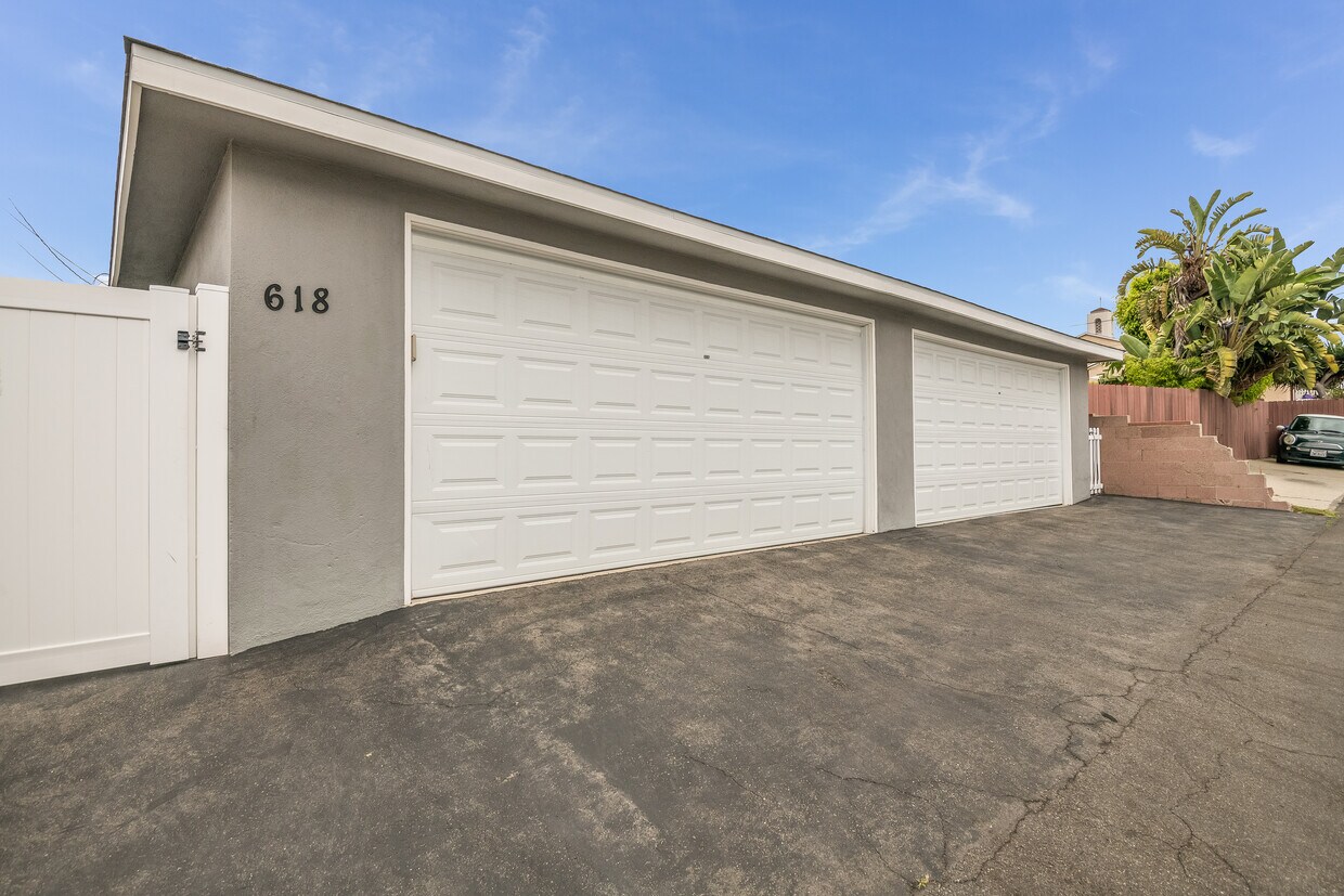 Garage - 618 Grand E Ave