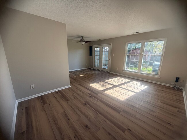 Building Photo - Winsdor Oaks West