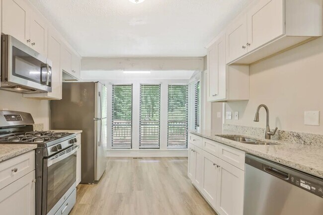 Foto del edificio - 5144 Forest Mist Dr