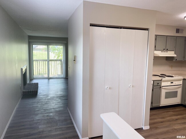 Building Photo - 5905 W Ridgecrest Dr