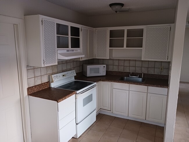 Building Photo - 2000 NW 27th St