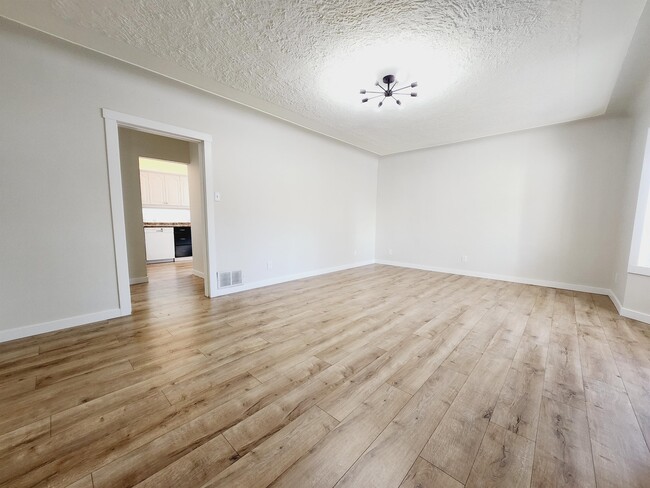 Building Photo - 12925-12117 117 St NW