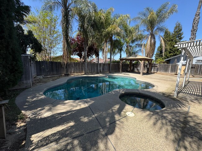 Building Photo - 4 bdrm 2 bath house on quiet cul -de-sac w...