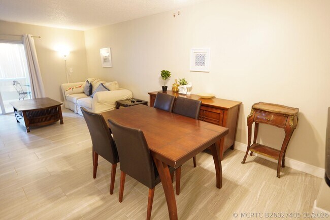 Foto del edificio - 3000 Sunrise Lakes Blvd