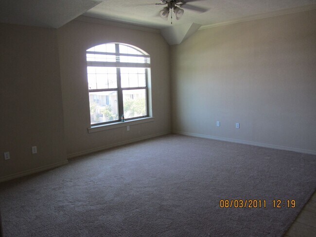Foto del edificio - 2 BED 2 BATH TOWNHOME ON SHUTTLE ROUTE NEAR CAMPUS -  WITH POOL!