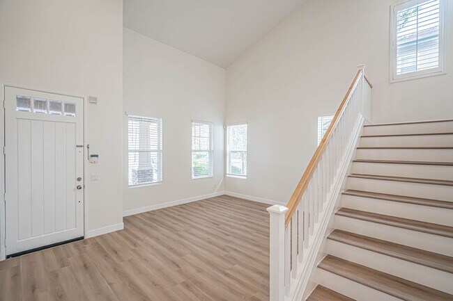 Foto del edificio - Spacious 4-Bedroom Pool Home in Saugus with Stunning Views & Community Amenities!