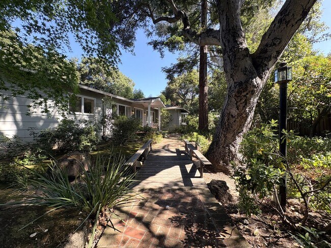 Foto del edificio - Beautiful Serene 4-Bedroom Home on a Gated...