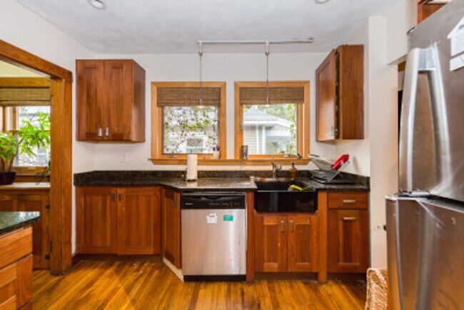 Building Photo - Beautiful 6 Bed 2 Bath