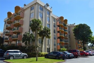Building Photo - 9320 Fontainebleau Blvd
