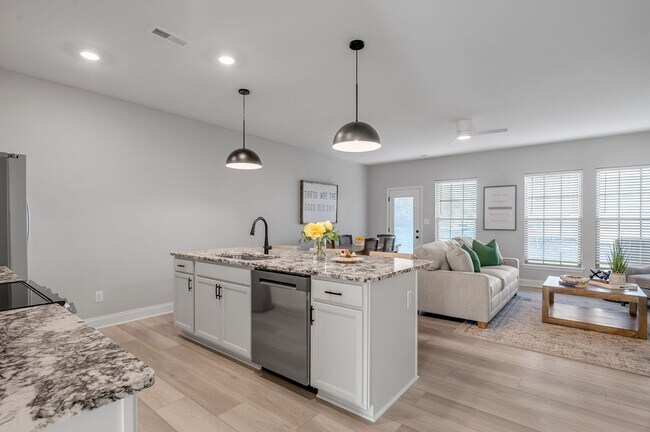 Foto del edificio - Bellingham Park Townhomes - IMMEDIATE MOVE IN