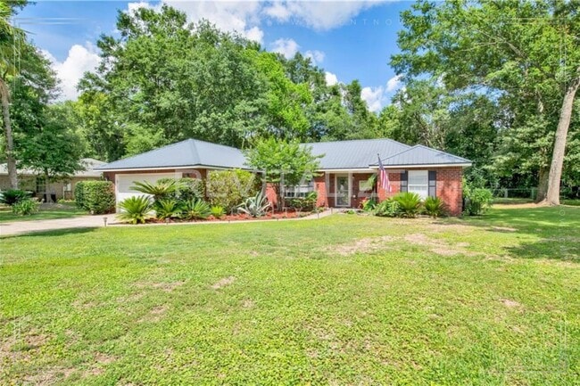 Foto del edificio - Beautifully Updated 3/2 Brick Home in Foley with New Appliances!