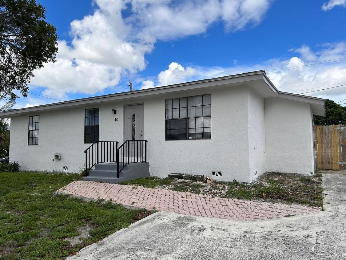 Primary Photo - 10 E Gateway Blvd