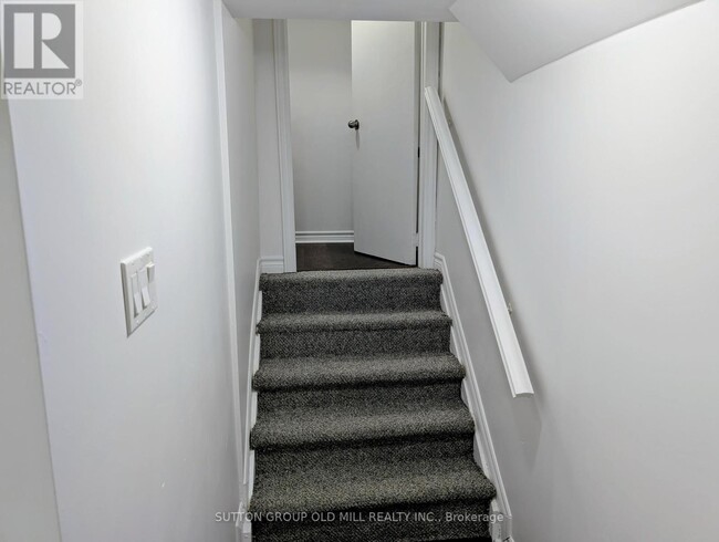 Building Photo - 132-132 Surbray Grove