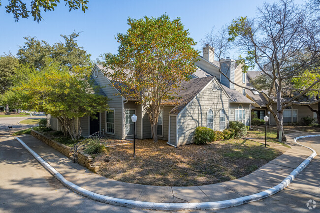 Foto del edificio - Hidden Oaks Townhomes