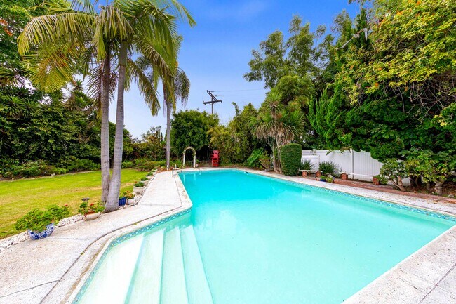 Photo - 4 bed 3 bath POOL on HUGE Lot! House