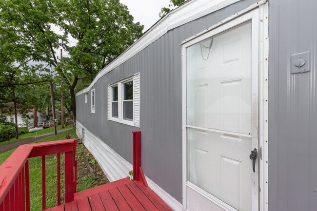 Building Photo - 2 Bed/1 Bath Trailer in Berkeley Springs