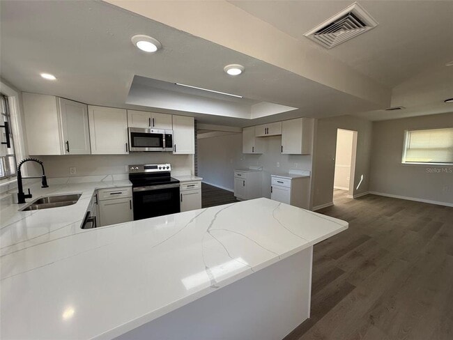 Building Photo - 722 W Pinedale Dr