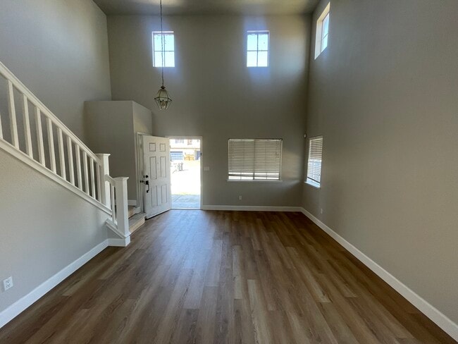 Vaulted celing at entrance new laminated flooring and newly painted - 3978 Seagull Ct