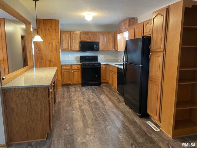 Building Photo - 2237 Waveland Dr