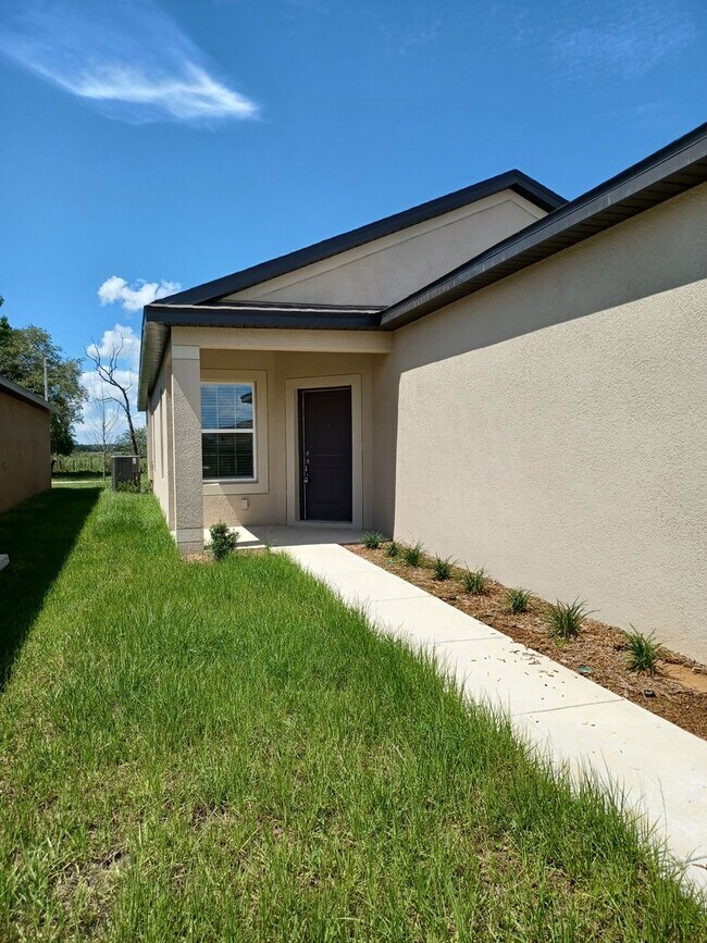 Building Photo - Newer Build 3 bedroom + bonus room 2.5 Bat...