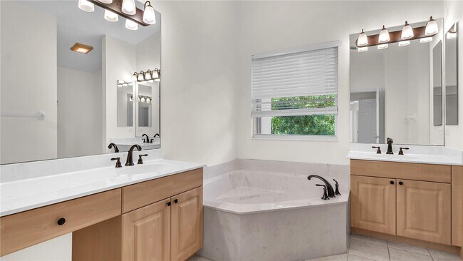 Foto del edificio - 4795 S Classical Blvd