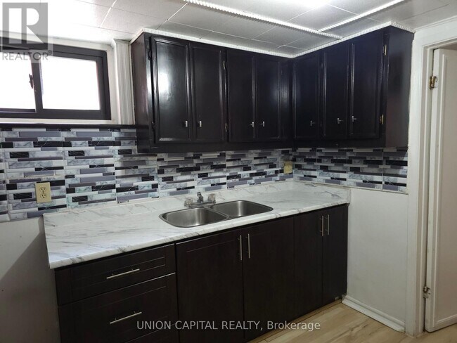 Building Photo - 6 Galewood Dr