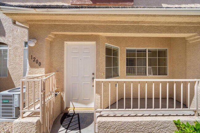 Foto del edificio - Contemporary 3 Bedroom Townhouse in Gated Community