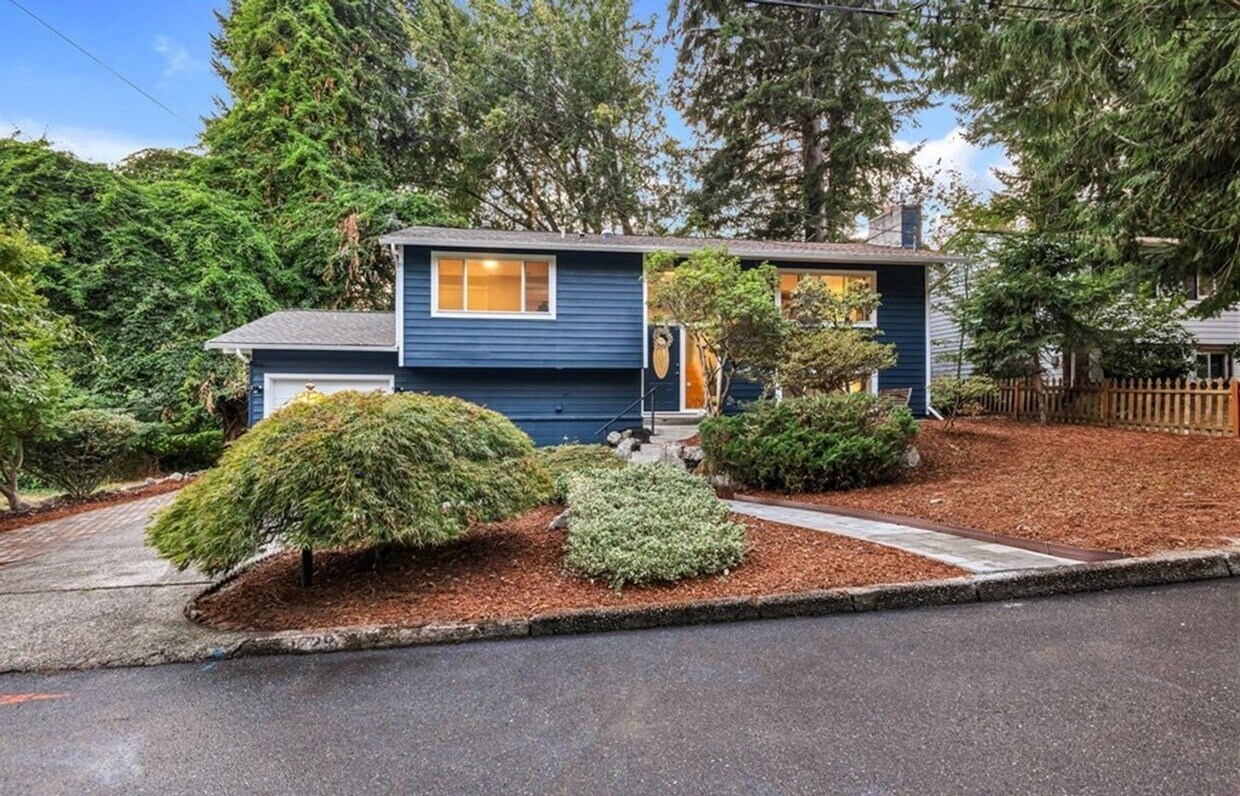 Foto principal - 4 Bed and 2 Bath Beautiful Bellevue Single...
