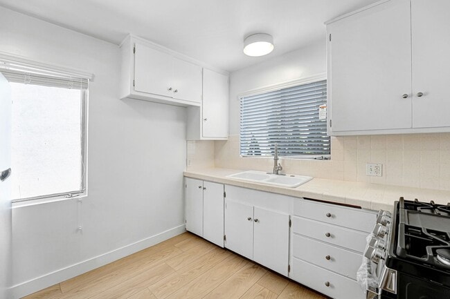 Building Photo - 303 California Ave, 3 blocks to the beach, North of Wilshire!