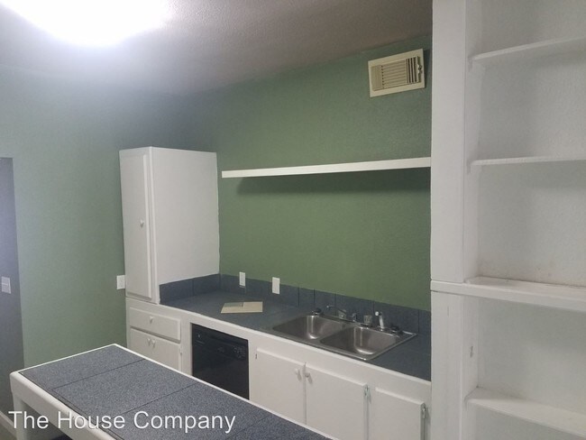 Building Photo - 2109 Bernardo De Galvez Ave