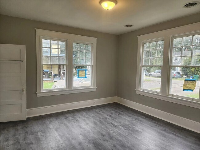 Building Photo - 126 N Oak Ave